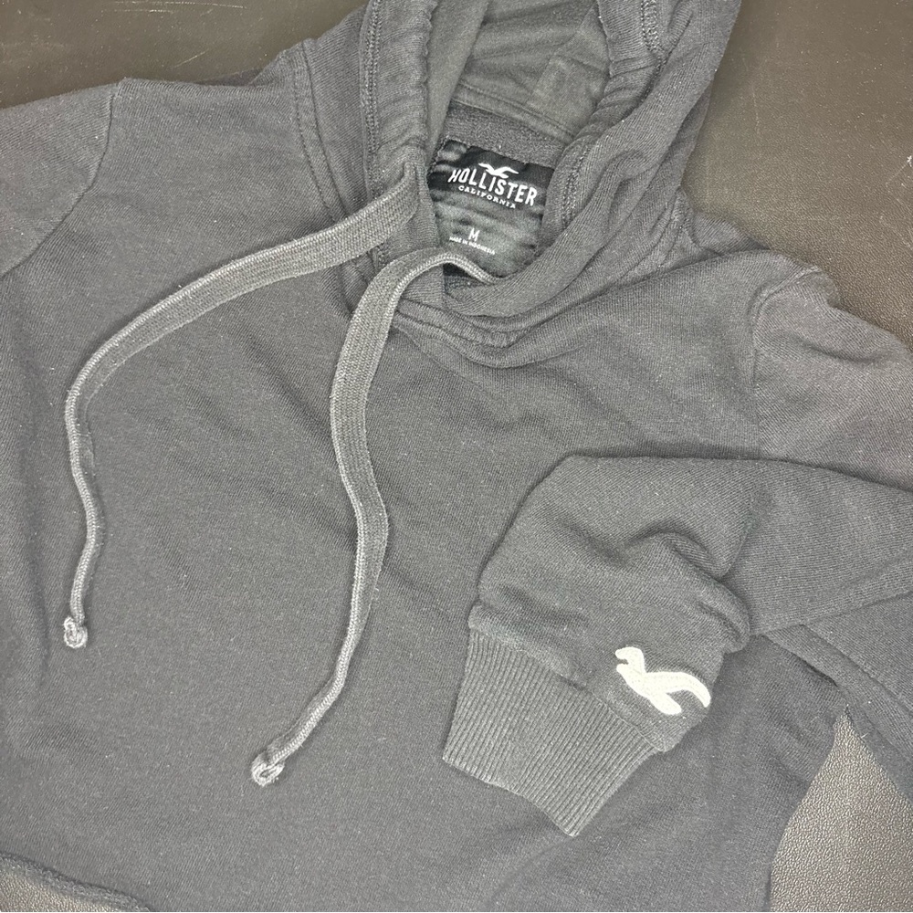Hollister Women’s Cropped Black Hoodie